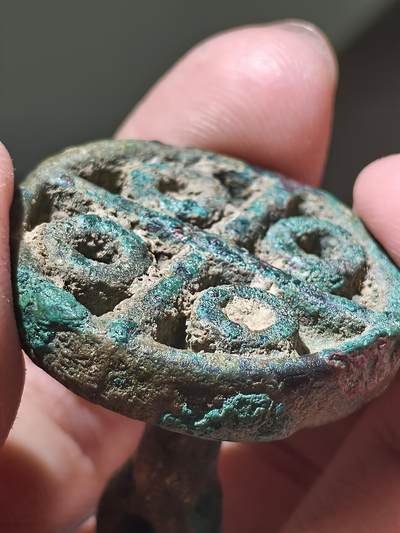 星盘世界钱币 5.2年度精品币大拍 一周年抽奖活动 高等级！33g厚重，巴克特里亚-马尔基亚那文化圈 bmac青铜印章早期版本，这是一件非常重且精品的印章，这种长柄印章的等级应该是比较高了，而且品相也比较好，非常漂亮，这种某个软件至少要几千块的