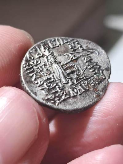 星盘世界钱币 5.2年度精品币大拍 一周年抽奖活动 美品！安息帝国（帕提亚） 长寿王 希纳特鲁斯 一德拉克马银币 公元前75-69年。 帕提亚“黑暗时期”的关键人物。此人在米特拉达梯2世死后，在斯基泰人的帮助下，于80岁的高龄得到皇位，因此钱币上也标识了斯基泰人的鹿角。