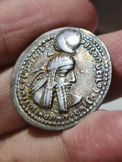 星盘世界钱币 5.2年度精品币大拍 一周年抽奖活动 极品名誉品！萨珊开国之君阿达希尔一世一德拉克马银币（球冠版），这一枚是萨珊银币收藏中非常重要的品种，而且品相非常漂亮，全深打铭文清晰完美