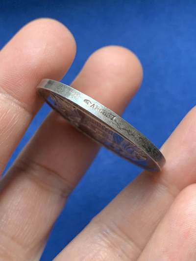 《竞宝斋》第485场 周日，周一，周二 3场连拍 （全场包邮）20级店铺 欢迎送拍 法国1853年结婚纪念银章，22.35g，36.4mm，手指银标，品相不错。