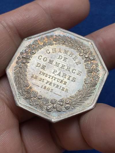 《竞宝斋》第485场 周日，周一，周二 3场连拍 （全场包邮）20级店铺 欢迎送拍 法国巴黎商会八角银质代币，19.98g，36.2mm，早期神灯边铭，代表财富的大丰饶角