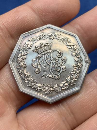 《竞宝斋》第485场 周日，周一，周二 3场连拍 （全场包邮）20级店铺 欢迎送拍 法国蓬巴杜伯爵夫人家族双狮鹫纹章八角银质代币，17.22g，32.9mm，丰饶角边铭