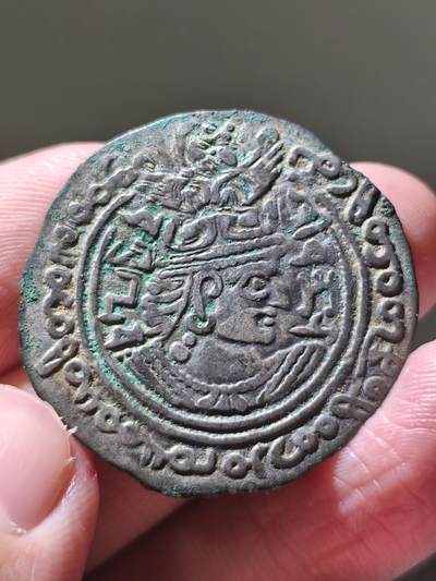 星盘世界钱币 5.2年度精品币大拍 一周年抽奖活动 丝路名品！桑丹（Sandan），乌浒河之主，约公元690–730年德拉克马银币 正面：桑丹身着萨珊风格衣饰，半身像朝右，头戴精美翼形王冠，冠饰带双珠新月纹，顶部饰狮首