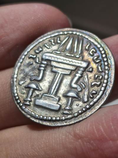 星盘世界钱币 5.2年度精品币大拍 一周年抽奖活动 极品名誉品！萨珊开国之君阿达希尔一世一德拉克马银币（球冠版），这一枚是萨珊银币收藏中非常重要的品种，而且品相非常漂亮，全深打铭文清晰完美