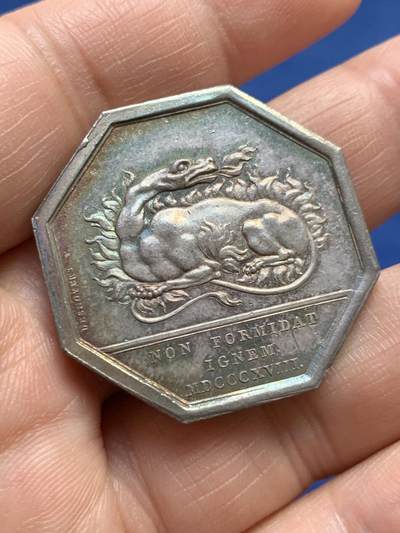 《竞宝斋》第485场 周日，周一，周二 3场连拍 （全场包邮）20级店铺 欢迎送拍 法国巴黎火灾互助保险公司八角银章代币，五彩避火兽小火龙，16.15g，33.6mm，早期无边铭