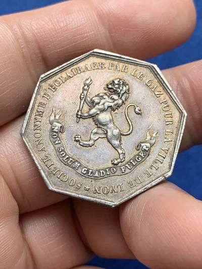 《竞宝斋》第485场 周日，周一，周二 3场连拍 （全场包邮）20级店铺 欢迎送拍 法国八角银质代币，里昂燃气公司，15.40g，31.2mm，油灯边铭