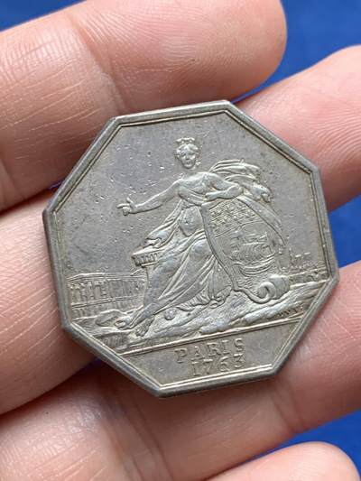 《竞宝斋》第485场 周日，周一，周二 3场连拍 （全场包邮）20级店铺 欢迎送拍 法国1763年带有巴黎教务长庞卡雷文章的八角银质代币，背后建筑罗浮宫和巴黎圣母院，13.95g，32.1mm，早期无边铭