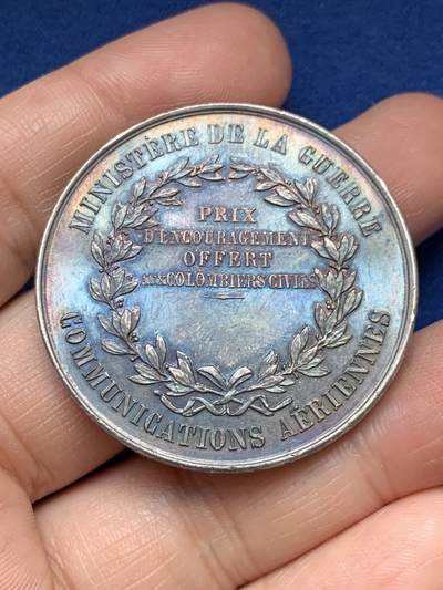 《竞宝斋》第485场 周日，周一，周二 3场连拍 （全场包邮）20级店铺 欢迎送拍 法国空中通信民用鸽舍鼓励奖银章，普法战争巴黎被围困期间，信鸽成为唯一通信方式，战后设立该奖项，38.2g，41.2mm，蜜蜂边铭