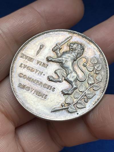 《竞宝斋》第485场 周日，周一，周二 3场连拍 （全场包邮）20级店铺 欢迎送拍 法国里昂丝绸协会银质代币，21.8g，37.5mm，蜜蜂边铭