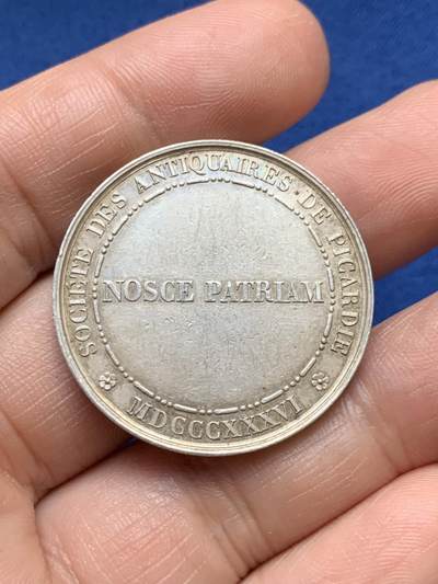 《竞宝斋》第485场 周日，周一，周二 3场连拍 （全场包邮）20级店铺 欢迎送拍 法国皮卡第考古协会纪念银章 15.9克 33mm 手指银标