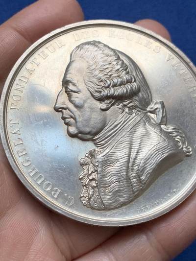 《竞宝斋》第485场 周日，周一，周二 3场连拍 （全场包邮）20级店铺 欢迎送拍 法国里昂兽医学院银章，创始人克劳德·布尔热拉头像，高浮雕，111.9g，63mm，丰饶角边铭