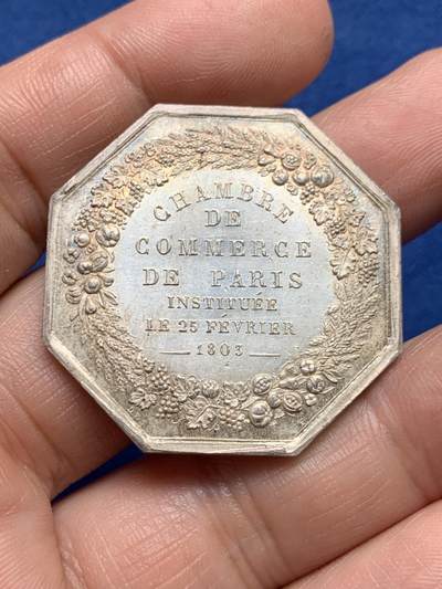 《竞宝斋》第485场 周日，周一，周二 3场连拍 （全场包邮）20级店铺 欢迎送拍 法国巴黎商会八角银质代币，19.98g，36.2mm，早期神灯边铭，代表财富的大丰饶角