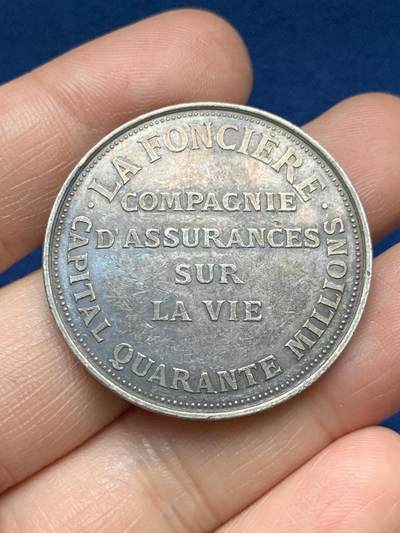 《竞宝斋》第485场 周日，周一，周二 3场连拍 （全场包邮）20级店铺 欢迎送拍 法国人寿保险公司纪念银章，22.15g，36.6mm，丰饶角银标。