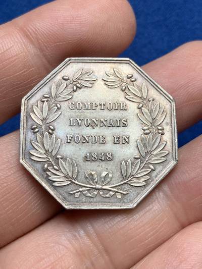 《竞宝斋》第485场 周日，周一，周二 3场连拍 （全场包邮）20级店铺 欢迎送拍 法国里昂省级银行商业安全八角银质jeton，17.81g，31.4mm，蜜蜂边铭