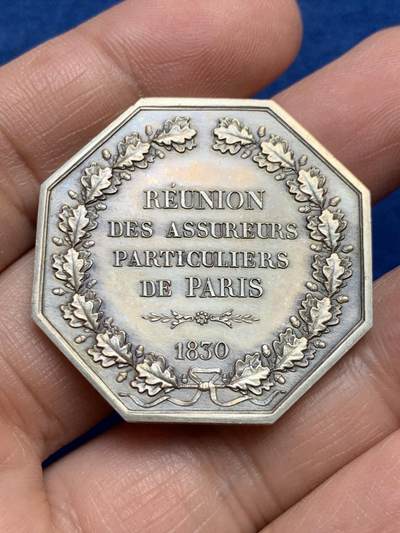 《竞宝斋》第485场 周日，周一，周二 3场连拍 （全场包邮）20级店铺 欢迎送拍 法国Dubois巴黎保险联合会议八角银质代币， 22.07g，36mm，边铭：丰饶角N109/500
