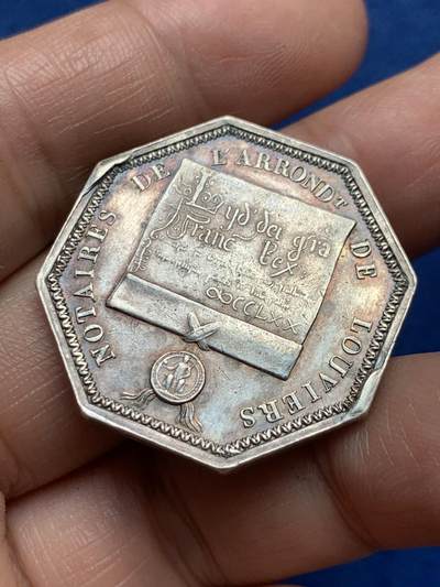 《竞宝斋》第485场 周日，周一，周二 3场连拍 （全场包邮）20级店铺 欢迎送拍 法国圣路易头像卢维耶区公证人八角银质代币，15.47g，31.2mm，蜜蜂边铭