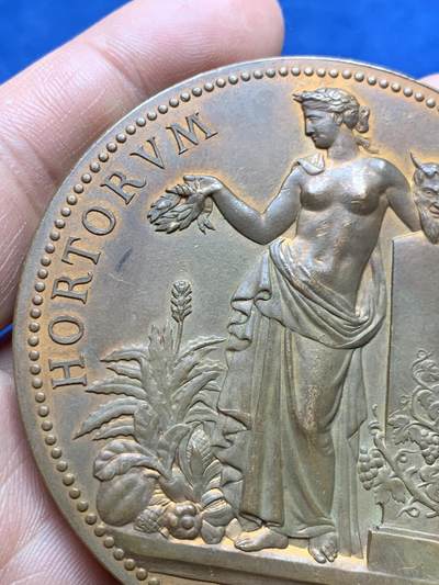 《竞宝斋》第485场 周日，周一，周二 3场连拍 （全场包邮）20级店铺 欢迎送拍 法国国家园艺博览会纪念大铜章 148.2克 67.5mm 丰饶角铜标