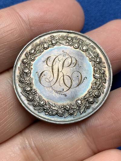 《竞宝斋》第485场 周日，周一，周二 3场连拍 （全场包邮）20级店铺 欢迎送拍 法国结婚纪念银章，12.4g，30mm，手指边铭