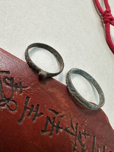 清-民国-建国｜老铜器专场.伍 宋辽契丹范铸素面老铜戒指一对