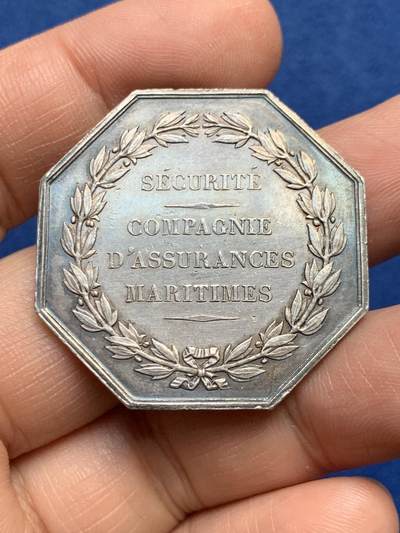 《竞宝斋》第485场 周日，周一，周二 3场连拍 （全场包邮）20级店铺 欢迎送拍 法国海上保险公司八角银质jeton，18.98g，36.1mm，蜜蜂边铭