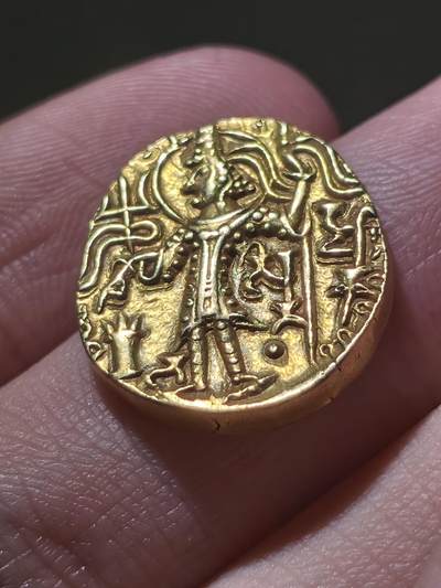 星盘世界钱币 5.2年度精品币大拍 一周年抽奖活动 典藏精品!贵霜帝国 · 夏迦（Shaka，约公元325–345年）金币第纳尔 品相：未流通（MS）采用简化贵霜币制，铸地不详。 正面：巴克特里亚文铭文模糊不清