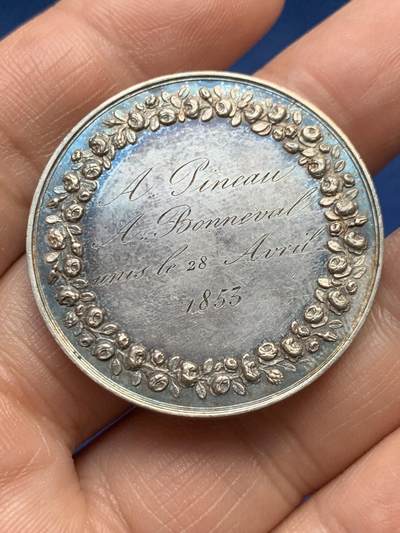 《竞宝斋》第485场 周日，周一，周二 3场连拍 （全场包邮）20级店铺 欢迎送拍 法国1853年结婚纪念银章，22.35g，36.4mm，手指银标，品相不错。