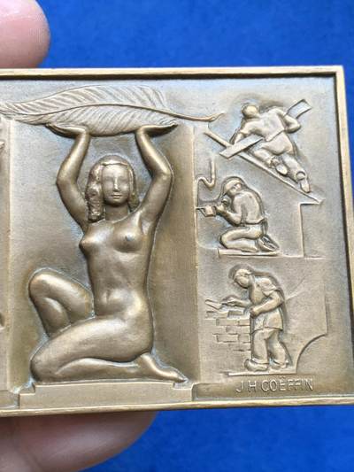 《竞宝斋》第485场 周日，周一，周二 3场连拍 （全场包邮）20级店铺 欢迎送拍 法国国家建筑联合会铜章，带原盒，199.8g，56*81mm，丰饶角边铭