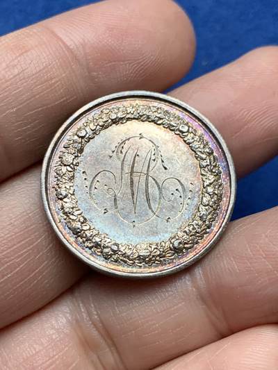 《竞宝斋》第485场 周日，周一，周二 3场连拍 （全场包邮）20级店铺 欢迎送拍 法国婚礼纪念银章，9.9g，27.4mm，油灯银标，1872年使用刻字。