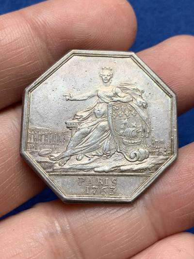 《竞宝斋》第485场 周日，周一，周二 3场连拍 （全场包邮）20级店铺 欢迎送拍 法国1763年带有巴黎教务长庞卡雷文章的八角银质代币，背后建筑罗浮宫和巴黎圣母院，13.95g，32.1mm，早期无边铭