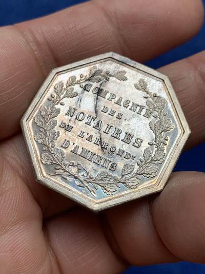 《竞宝斋》第485场 周日，周一，周二 3场连拍 （全场包邮）20级店铺 欢迎送拍 法国亚眠公证人协会八角银质代币，15.06g，31.5mm，丰饶角边铭