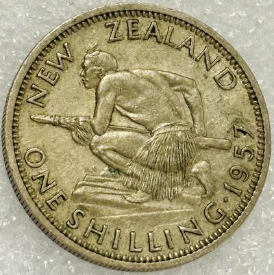 文馨钱币收藏第 302 场，国外回流老铜币，中东阿拉伯地区，拉美等国货币，30 号 1 号二连拍，长期接代拍业务，预计 4 月 4-5 号发货 好品 1957 年英属新西兰 1 先令