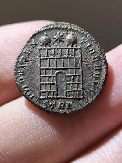 星盘世界钱币 5.2年度精品币大拍 一周年抽奖活动 极品！完全未流通君士坦提乌斯二世营地星光铜币，非常热门的品种，而且品相确实有目共睹了，非常犀利表面也很好