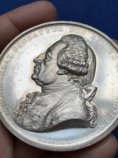 《竞宝斋》第485场 周日，周一，周二 3场连拍 （全场包邮）20级店铺 欢迎送拍 法国里昂兽医学院银章，创始人克劳德·布尔热拉头像，高浮雕，111.9g，63mm，丰饶角边铭