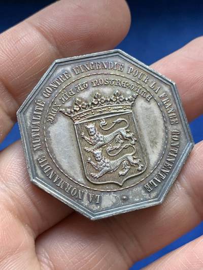 《竞宝斋》第485场 周日，周一，周二 3场连拍 （全场包邮）20级店铺 欢迎送拍 法国JETON银质八角，诺曼底火灾保险公司，大版，直径38毫米，重25.08克，边铭：蜜蜂