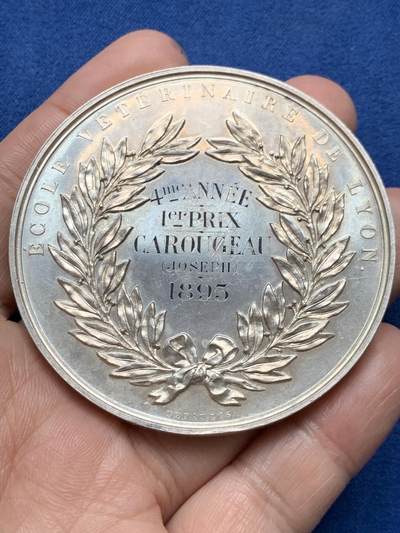 《竞宝斋》第485场 周日，周一，周二 3场连拍 （全场包邮）20级店铺 欢迎送拍 法国里昂兽医学院银章，创始人克劳德·布尔热拉头像，高浮雕，111.9g，63mm，丰饶角边铭