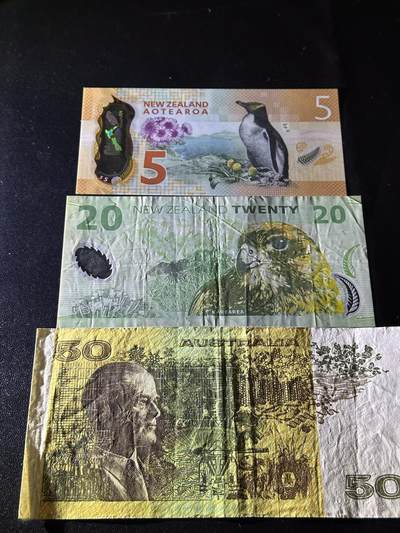 《外钞收藏家》第六百三十一期（五一假期场）（长期征集拍品、欢迎藏友们联系合作） 2015年新西兰5元全新+女王02年20元、澳大利亚50元非全新 一起
