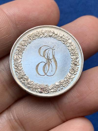 《竞宝斋》第485场 周日，周一，周二 3场连拍 （全场包邮）20级店铺 欢迎送拍 法国婚姻与爱情纪念银章，9.95g，27.3mm，手指边铭