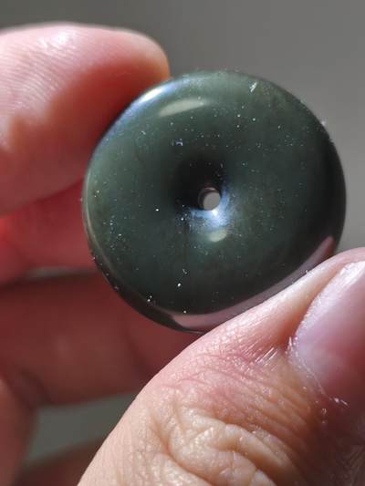星盘世界钱币 5.2年度精品币大拍 一周年抽奖活动 格尔木蓝调黑青玉平安扣，玉质细腻油润，非常可爱的一枚小平安扣，包和田玉包新疆料原坑无优化支持各大检测机构检测