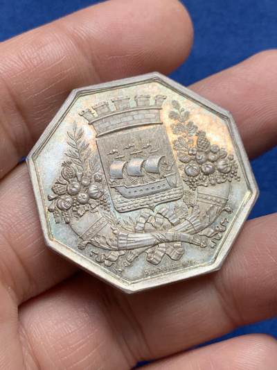 《竞宝斋》第485场 周日，周一，周二 3场连拍 （全场包邮）20级店铺 欢迎送拍 法国巴黎商会八角银质代币，19.98g，36.2mm，早期神灯边铭，代表财富的大丰饶角