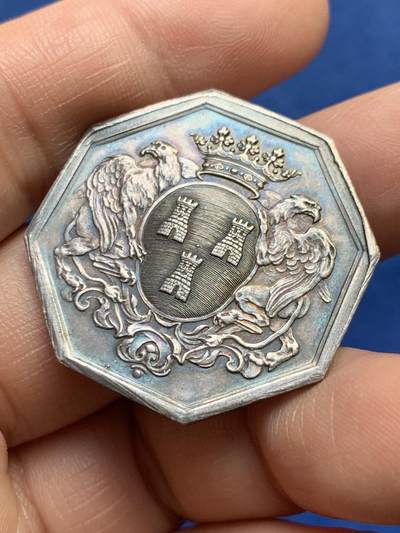 《竞宝斋》第485场 周日，周一，周二 3场连拍 （全场包邮）20级店铺 欢迎送拍 法国蓬巴杜伯爵夫人家族双狮鹫纹章八角银质代币，17.22g，32.9mm，丰饶角边铭
