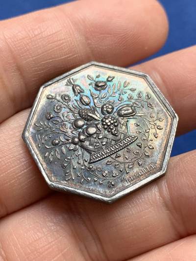 《竞宝斋》第485场 周日，周一，周二 3场连拍 （全场包邮）20级店铺 欢迎送拍 法国园艺协会八角银质代币，12.26g，28.5mm，丰饶角边铭