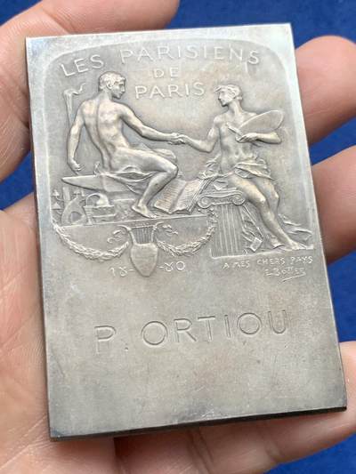 《竞宝斋》第485场 周日，周一，周二 3场连拍 （全场包邮）20级店铺 欢迎送拍 名家名作bottee 1900年法国《巴黎的巴黎人》镀银铜章  MAIRE章牌目录136号作品，正面左上方与背面右中下方 双签名  定制款 稀有 95.5克 48.5*70.2mm 丰饶角铜标