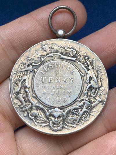 《竞宝斋》第485场 周日，周一，周二 3场连拍 （全场包邮）20级店铺 欢迎送拍 1905年法国音乐节银质纪念章 31.45克 40.2mm 菱形银标