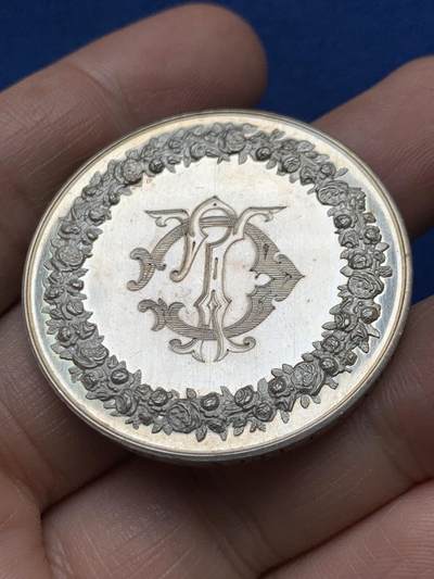 《竞宝斋》第485场 周日，周一，周二 3场连拍 （全场包邮）20级店铺 欢迎送拍 法国婚姻与爱情纪念银章，25.22g，39.1mm，蜜蜂边铭