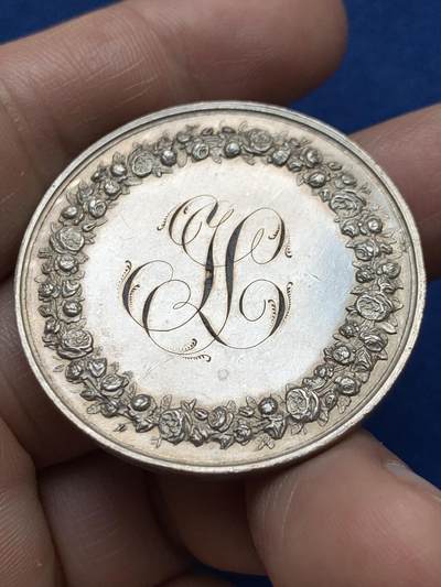 《竞宝斋》第485场 周日，周一，周二 3场连拍 （全场包邮）20级店铺 欢迎送拍 法国婚姻与爱情纪念银章，24.75g，38.8mm，手指边铭