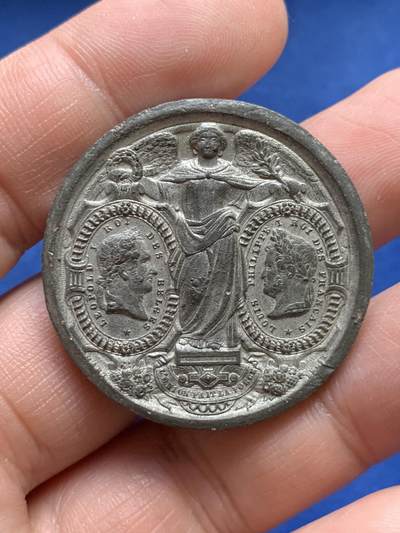 《竞宝斋》第485场 周日，周一，周二 3场连拍 （全场包邮）20级店铺 欢迎送拍 比利时布鲁塞尔-法国巴黎铁路通车纪念锡章，正面是两个国家的国王利奥波德一世与路易·菲利普一世，背后的两个女神手持代表两个地区的徽章盾牌，21g，35.7mm