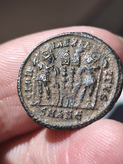 星盘世界钱币 5.2年度精品币大拍 一周年抽奖活动 美品！罗马帝国君士坦丁戎装富力小铜币，士兵护卫军旗，这种沙漠坑皮壳非常受欢迎，底板非常不错