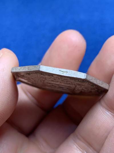 《竞宝斋》第485场 周日，周一，周二 3场连拍 （全场包邮）20级店铺 欢迎送拍 法国巴黎商会八角银质代币，19.98g，36.2mm，早期神灯边铭，代表财富的大丰饶角