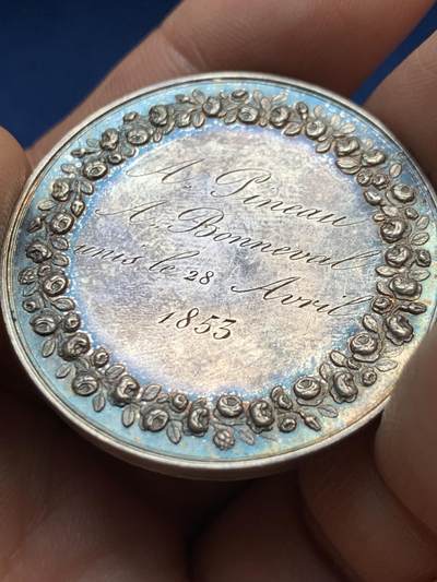 《竞宝斋》第485场 周日，周一，周二 3场连拍 （全场包邮）20级店铺 欢迎送拍 法国1853年结婚纪念银章，22.35g，36.4mm，手指银标，品相不错。
