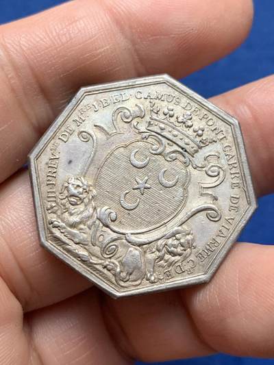 《竞宝斋》第485场 周日，周一，周二 3场连拍 （全场包邮）20级店铺 欢迎送拍 法国1763年带有巴黎教务长庞卡雷文章的八角银质代币，背后建筑罗浮宫和巴黎圣母院，13.95g，32.1mm，早期无边铭